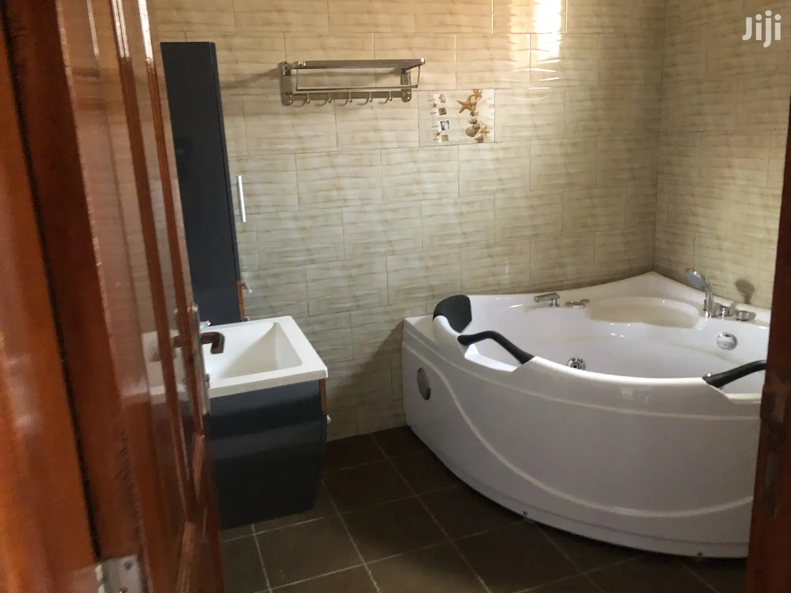 Kiiira Mansion Of 6 Bedrooms On Sell in Kampala