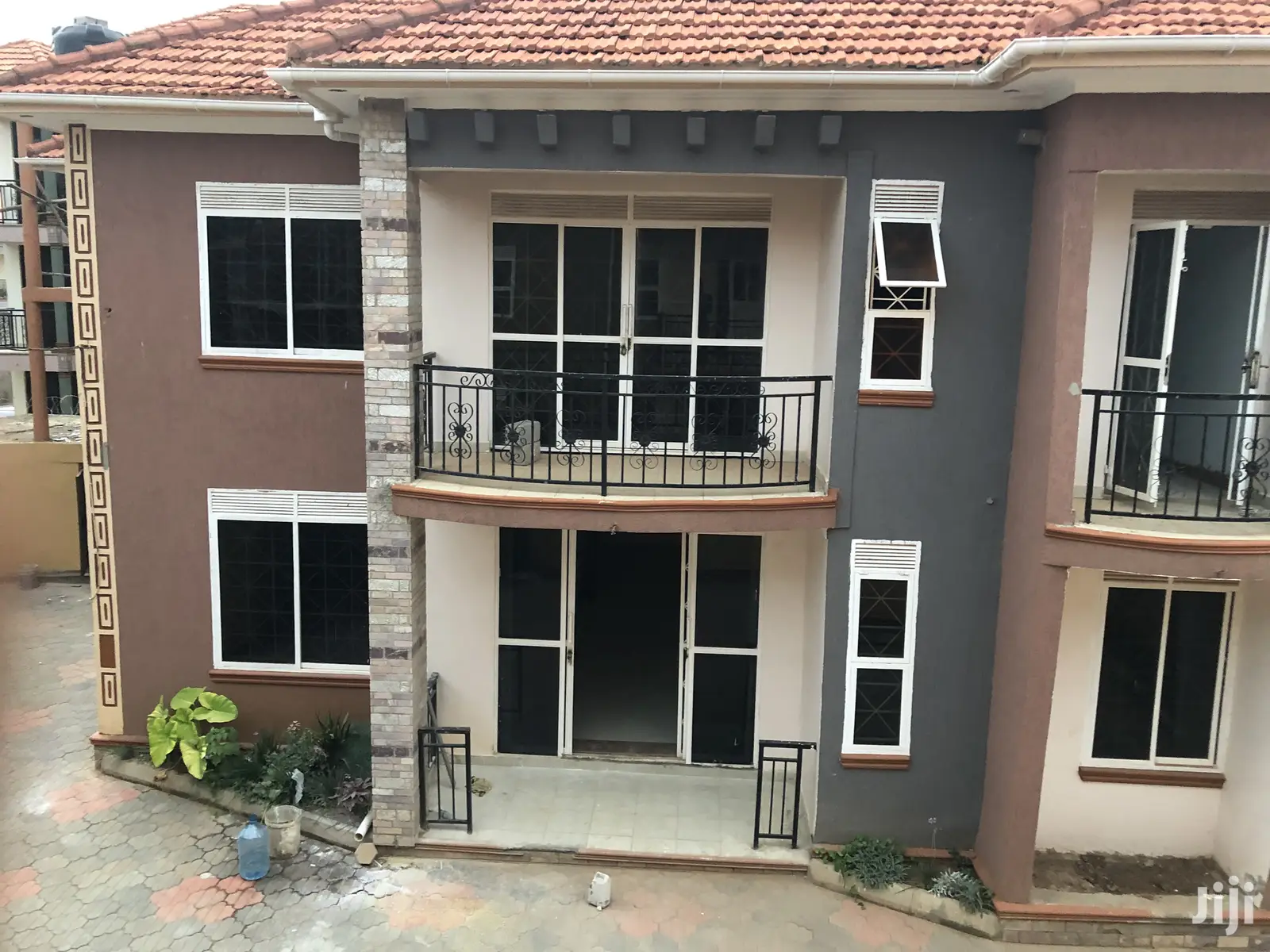 Kiira Hot Six Bedrooms Castle On Sell in Kampala