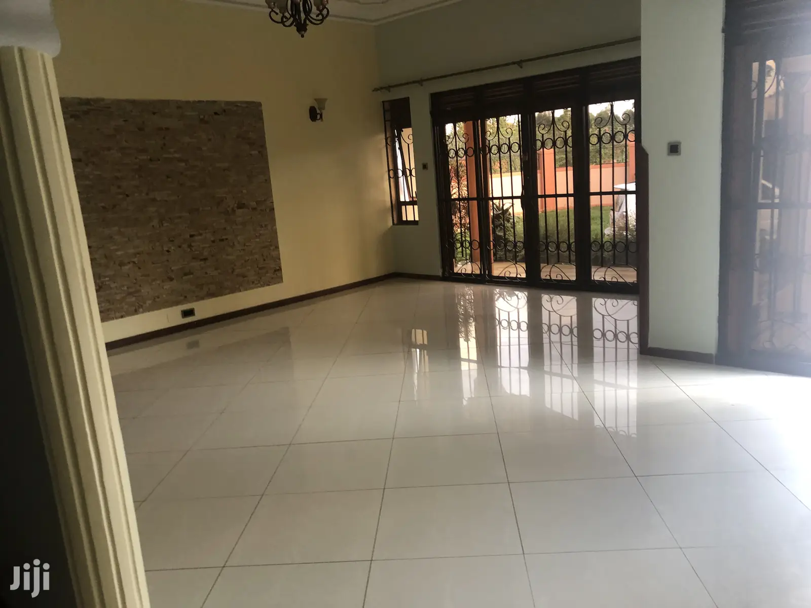 Kiira Hot Six Bedrooms Castle On Sell in Kampala