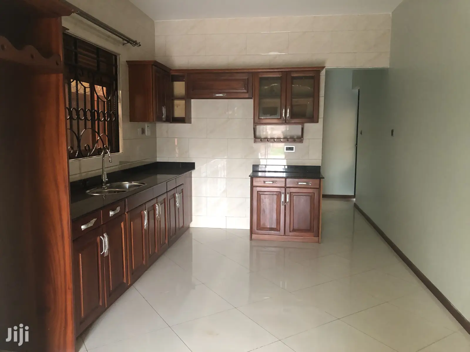Kiira Hot Six Bedrooms Castle On Sell in Kampala