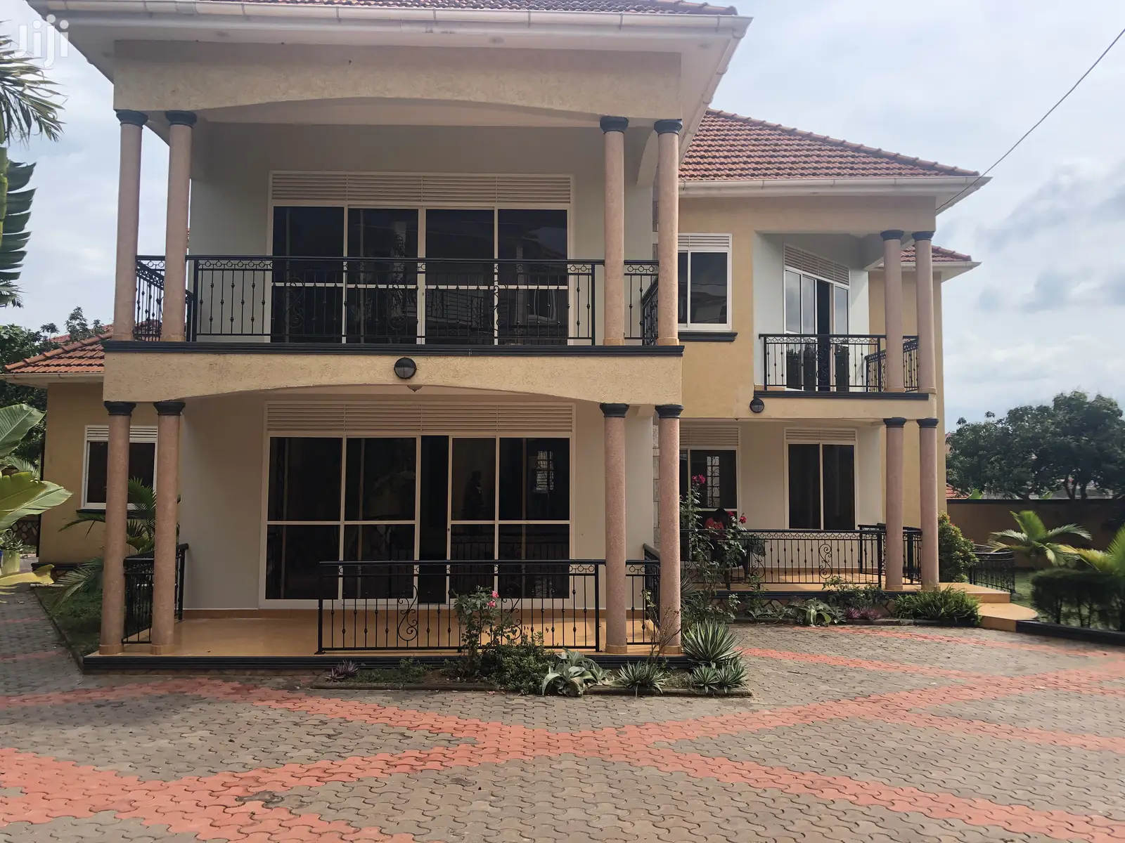 Munyonyo Six Bedroom Mansion on Sell in Kampala