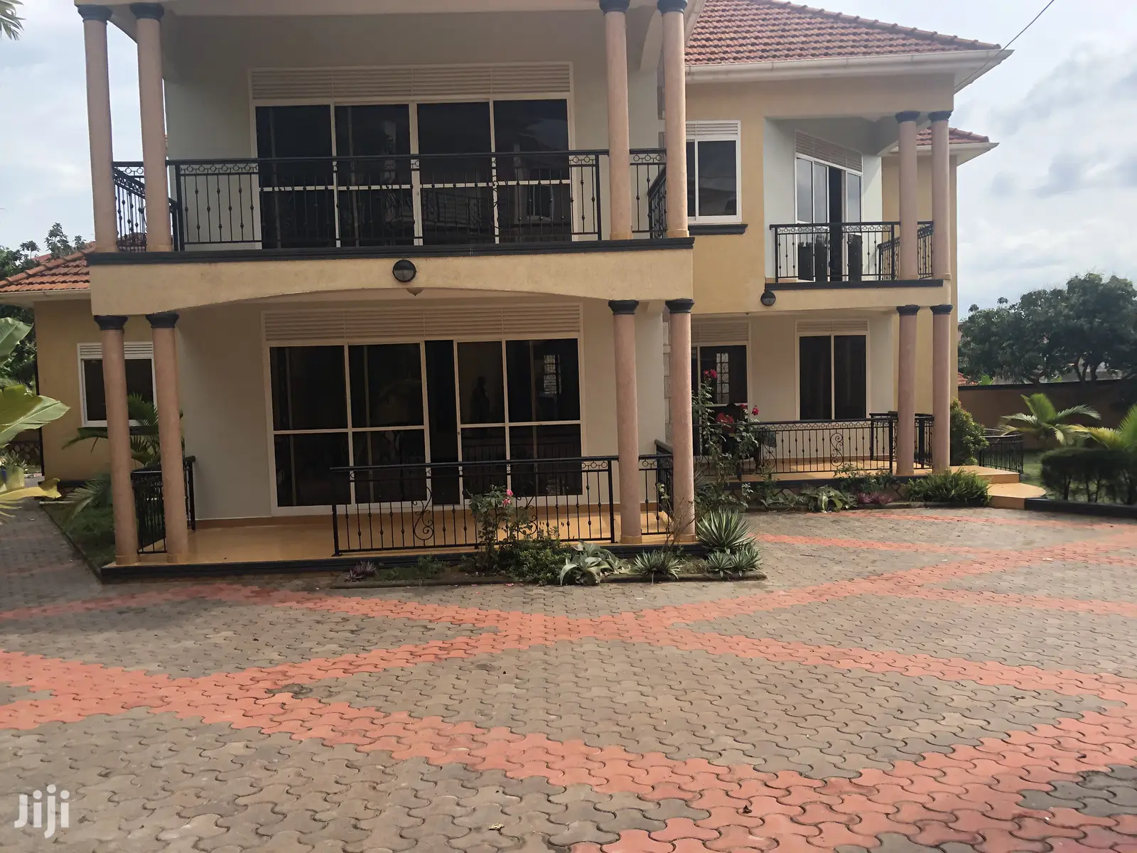 Munyonyo Six Bedroom Mansion on Sell in Kampala
