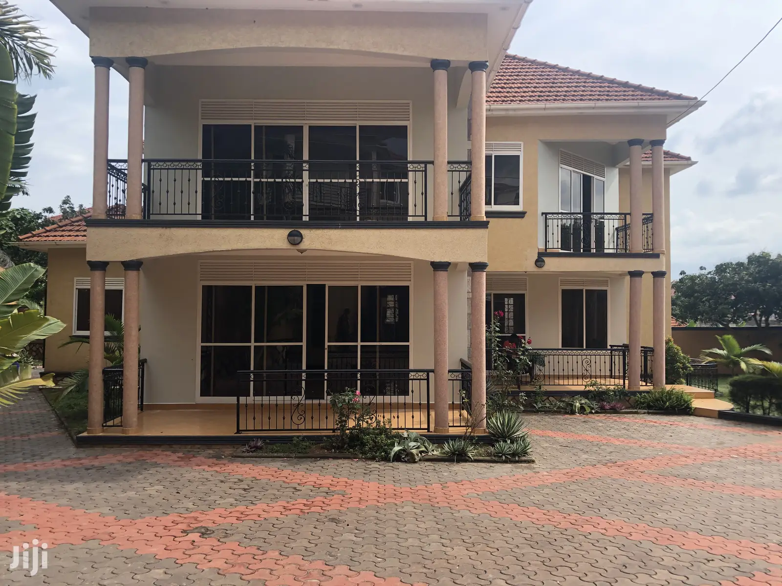 Munyonyo Six Bedroom Mansion on Sell in Kampala