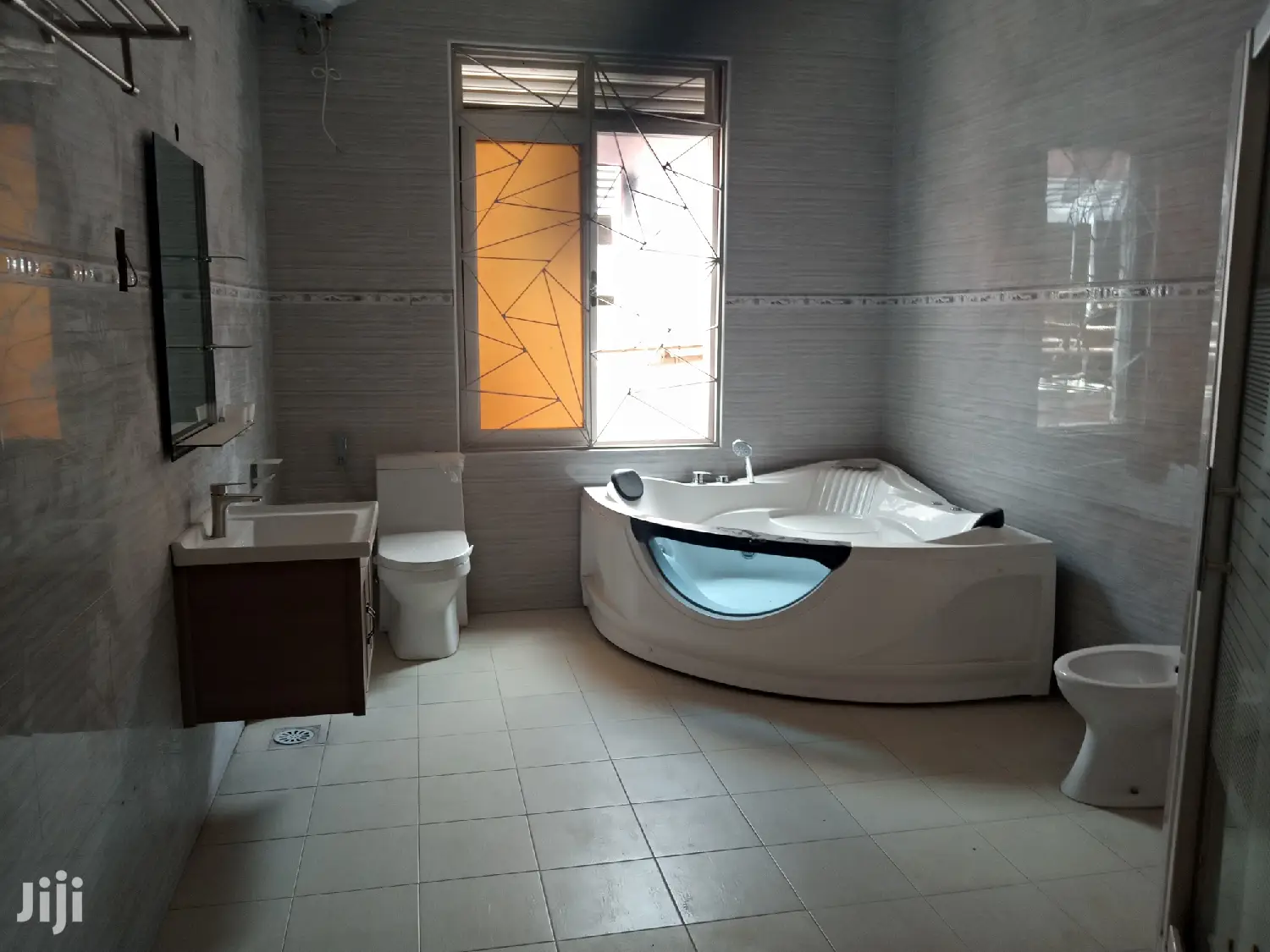 Hot, Kisaasi Mansion With Six Bedrooms On Sell in Kampala