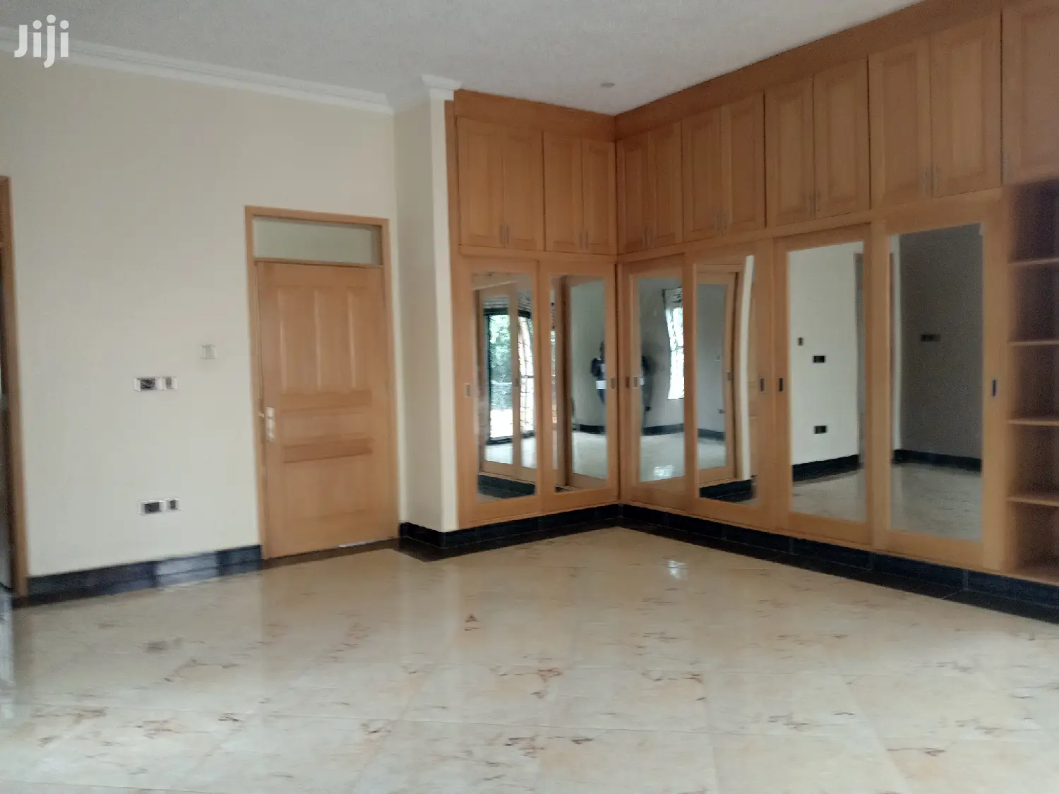 Mansion In Munyonyo Facing The Lake On Sell in Kampala