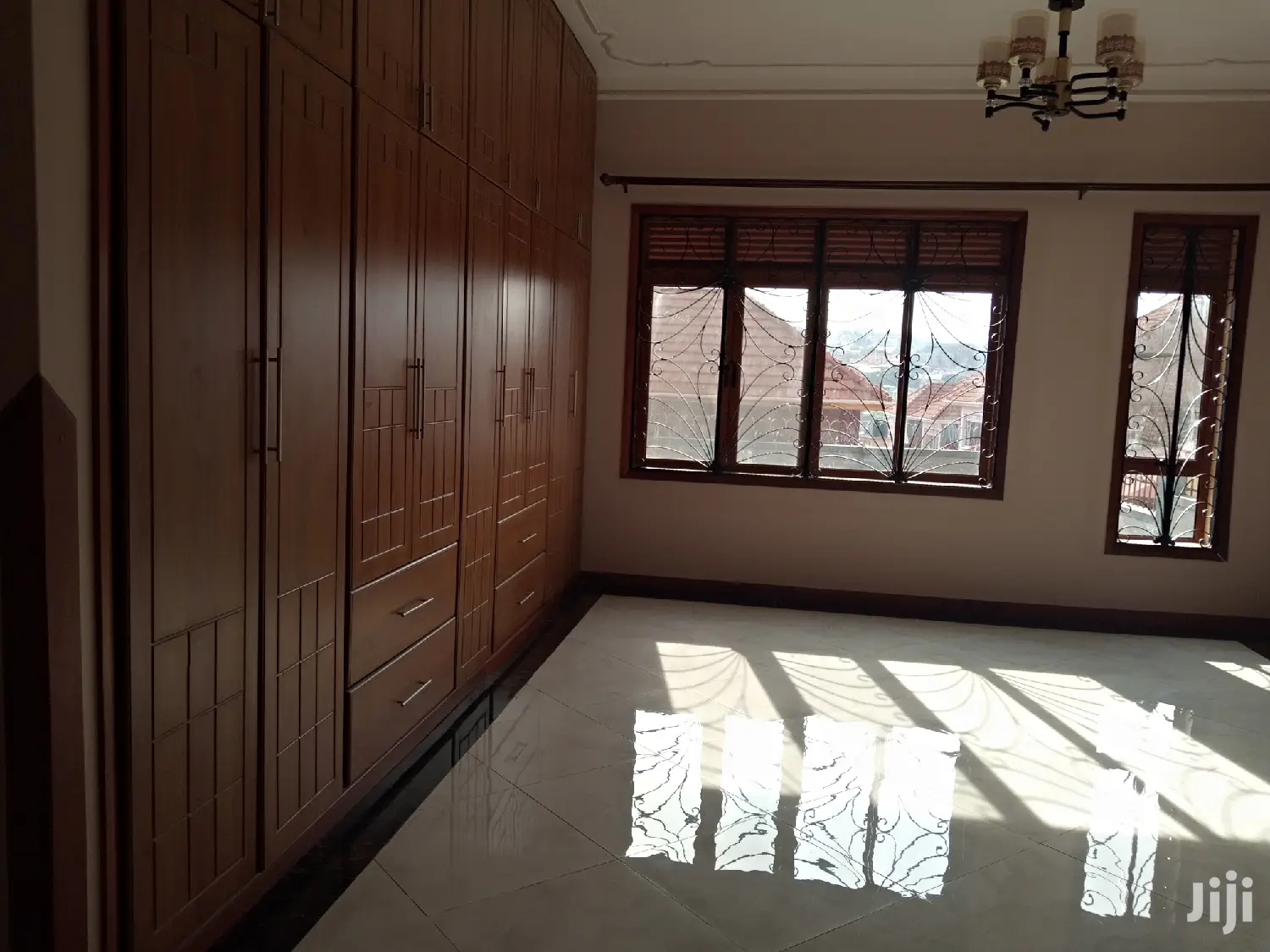 Mansion In Munyonyo Facing The Lake On Sell in Kampala