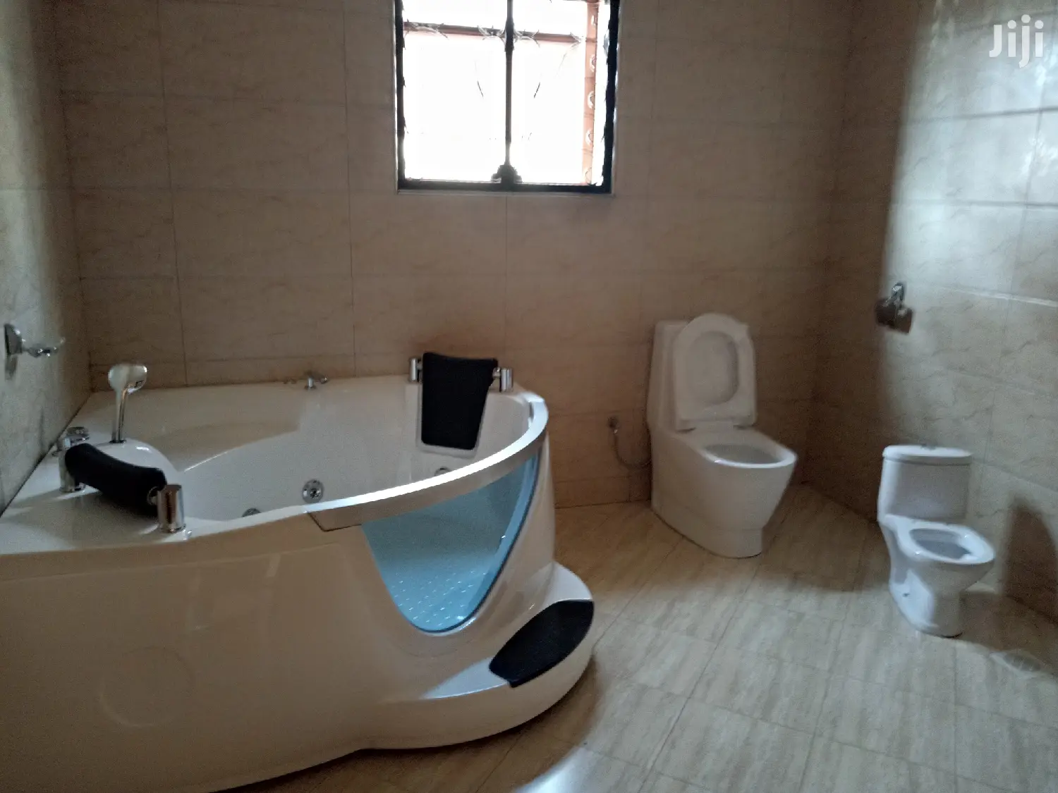 Mansion In Munyonyo Facing The Lake On Sell in Kampala