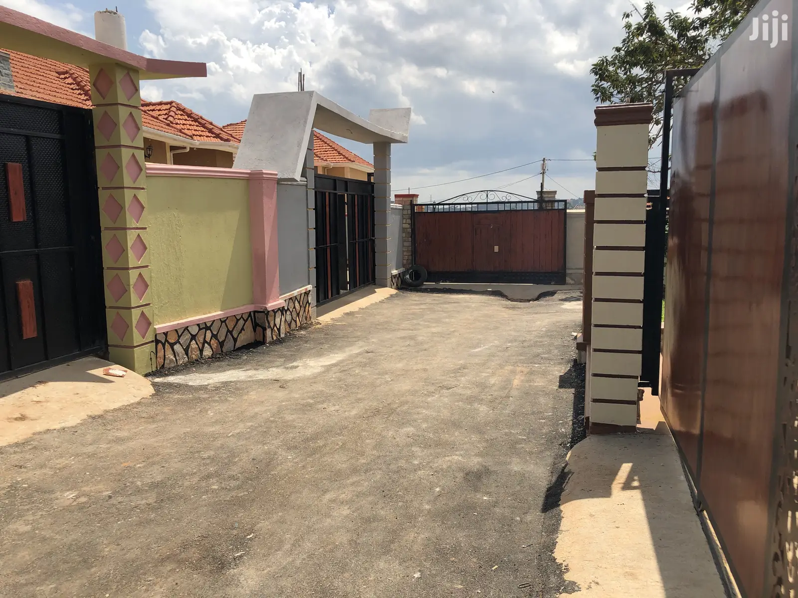 Kiira Mamerito Road Gorgeous Residence on Sell in Kampala