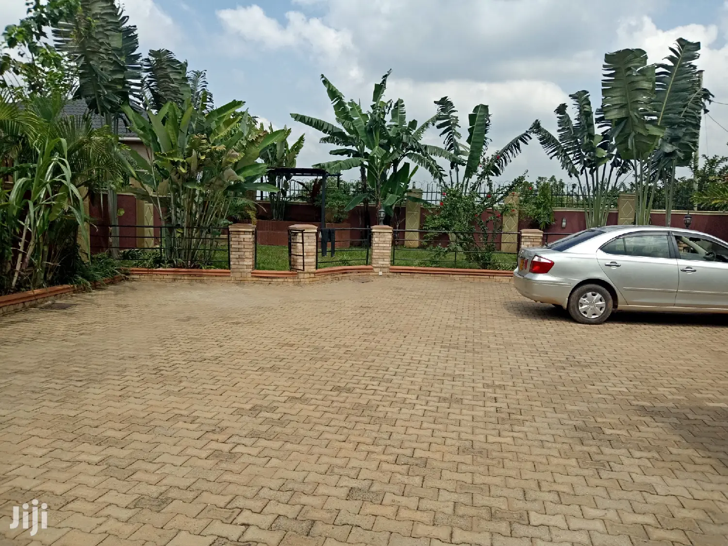 Kira Large Compound Bungaloo on Sell in Kampala