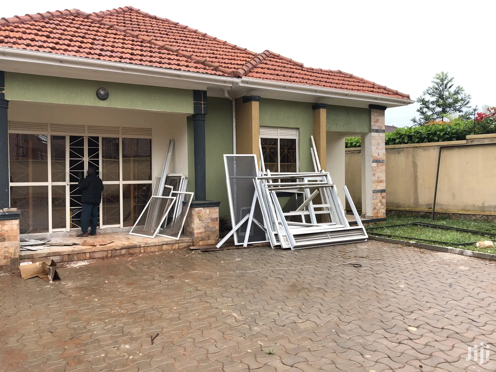 Kiira Along Mamerito Road Posh Hoise on Sell in Kampala