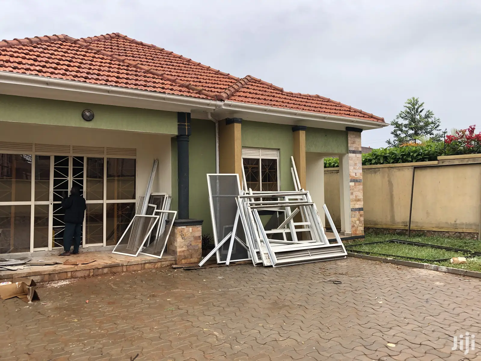 Kiira Along Mamerito Road Posh Hoise on Sell in Kampala