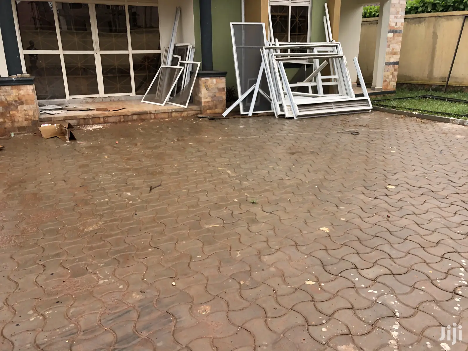 Kiira Along Mamerito Road Posh Hoise on Sell in Kampala