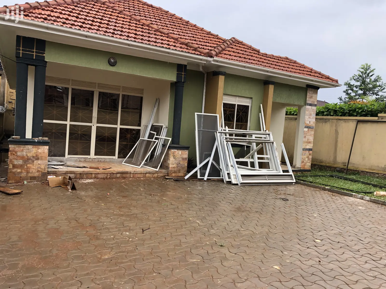 Kiira Along Mamerito Road Posh Hoise on Sell in Kampala