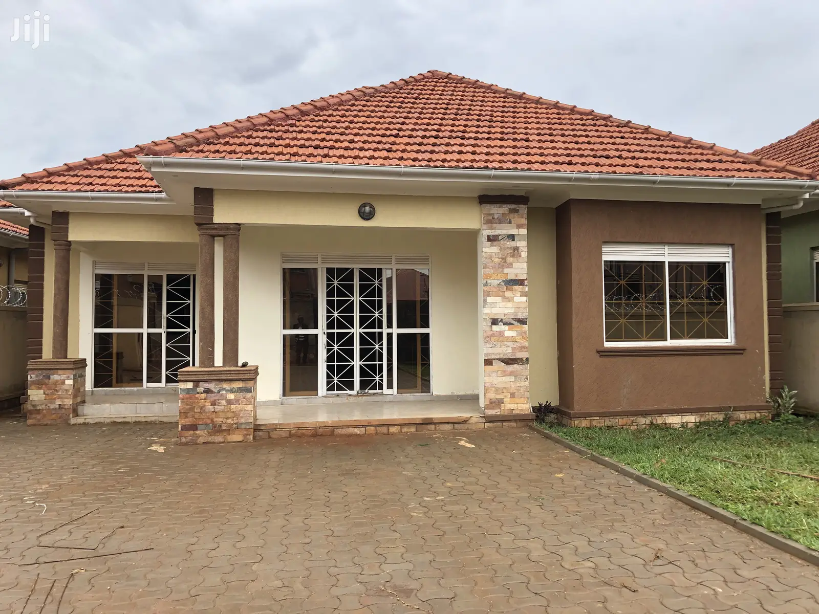 Kira Mamerito Road Posh Bungalow on Sell in Kampala