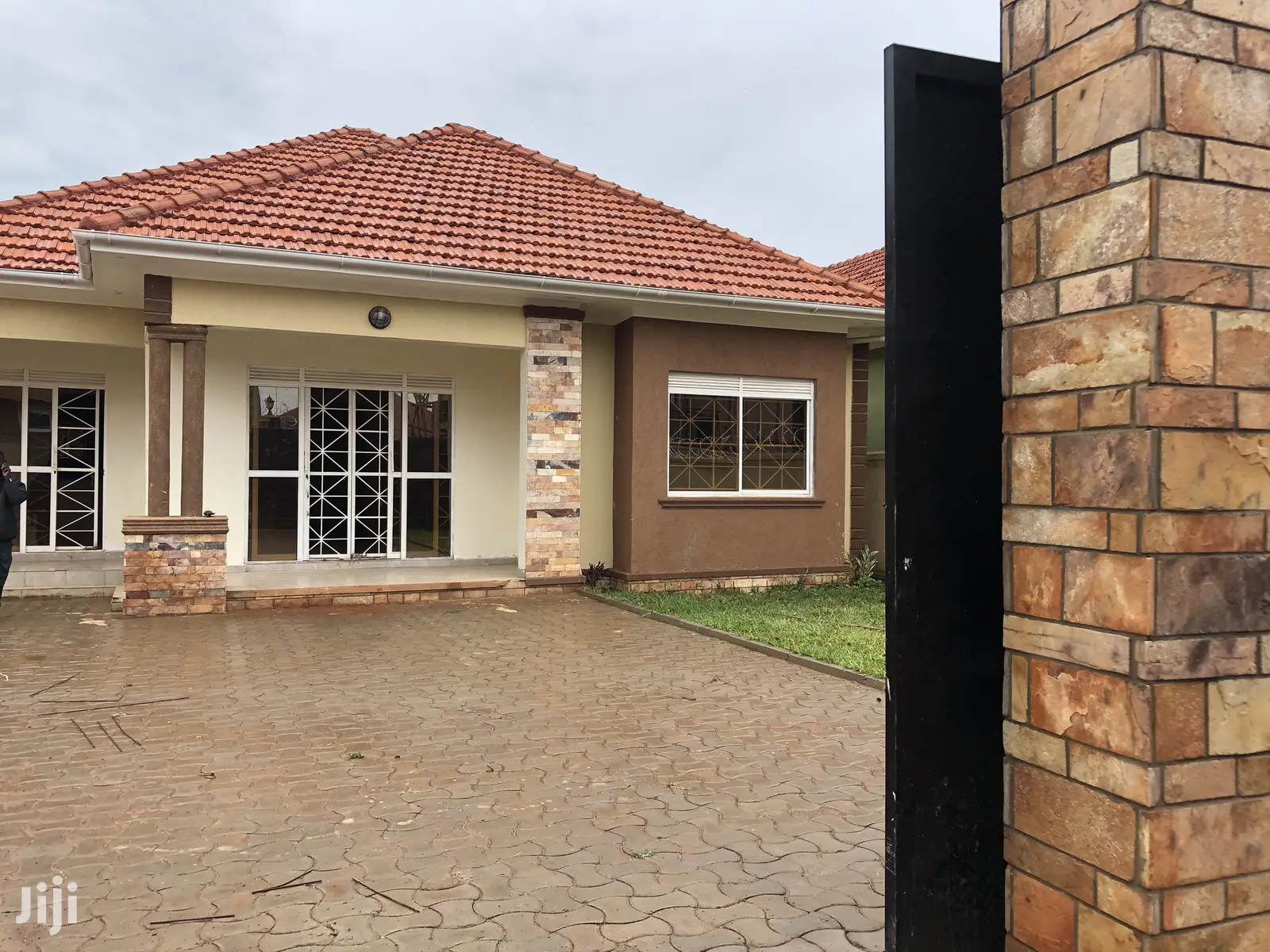Kira Mamerito Road Posh Bungalow on Sell in Kampala