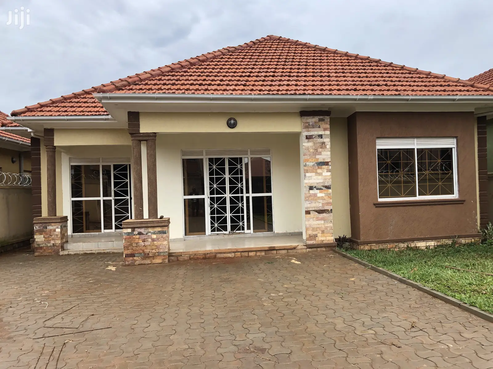 Kira Mamerito Road Posh Bungalow on Sell in Kampala