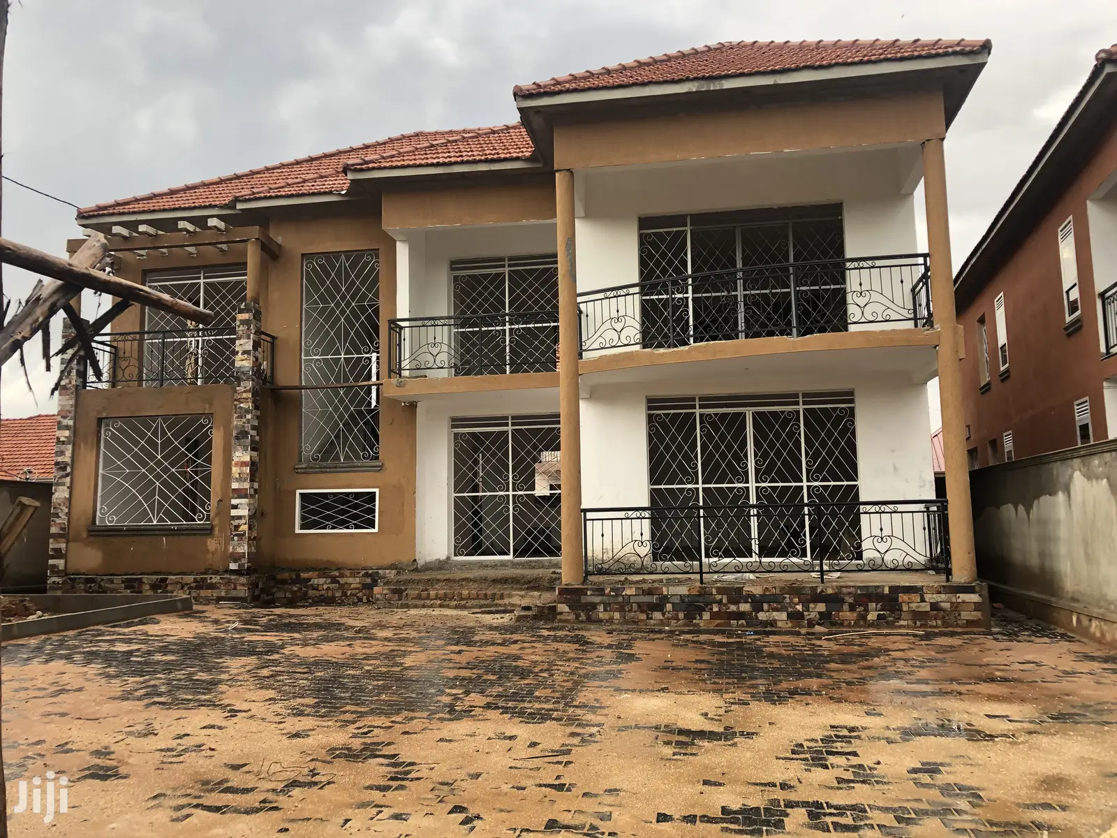 Kiira Six Bedrooms Mansion on Sell in Kampala