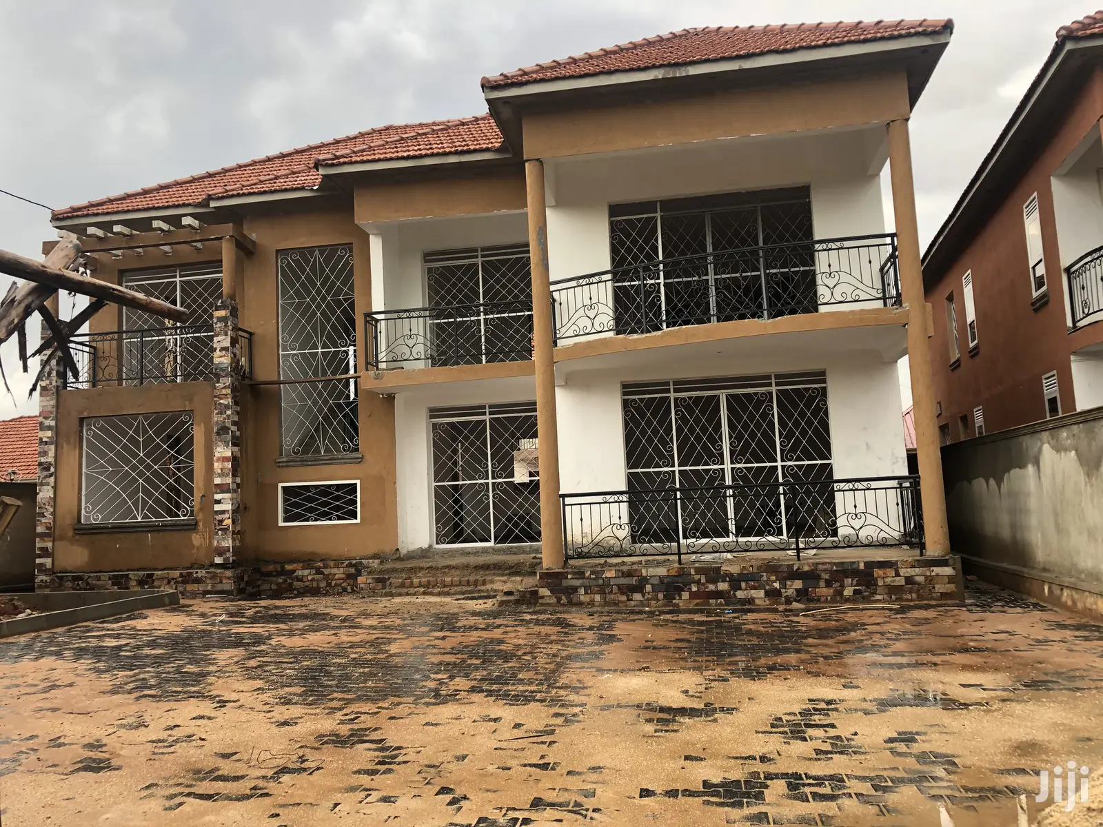 Kiira Six Bedrooms Mansion on Sell in Kampala