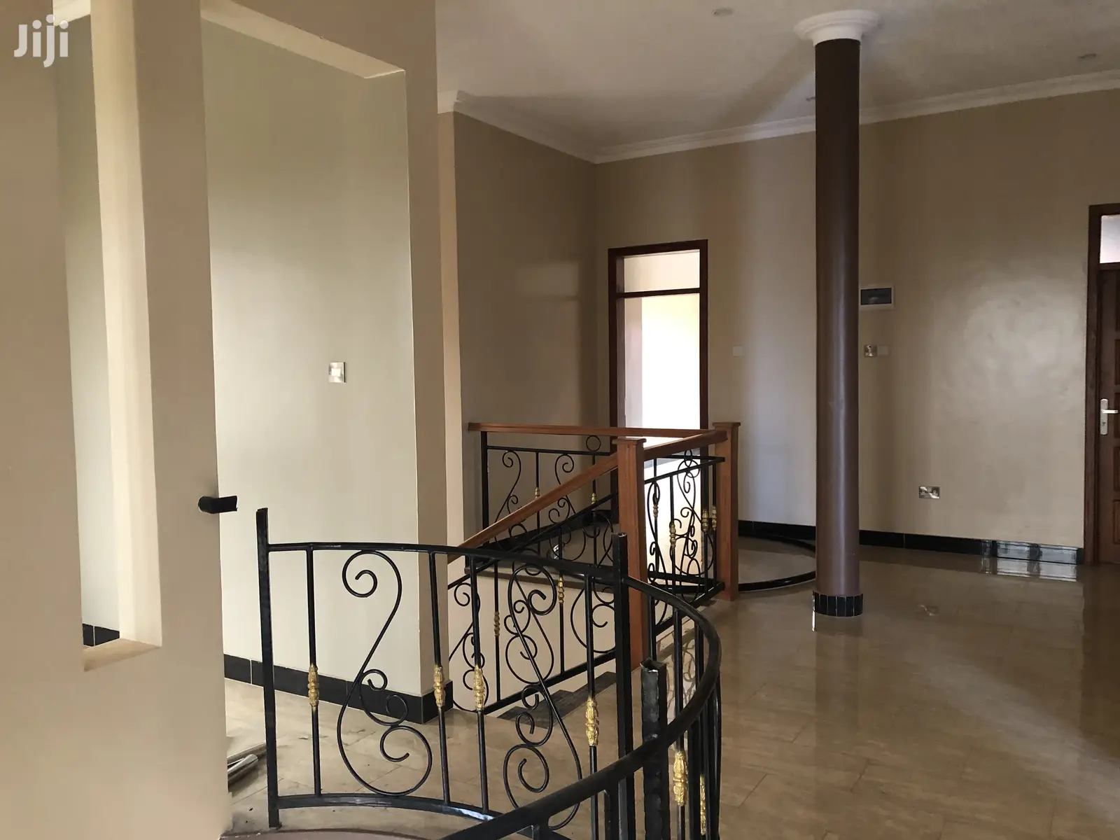 Kiira Six Bedrooms Mansion on Sell in Kampala