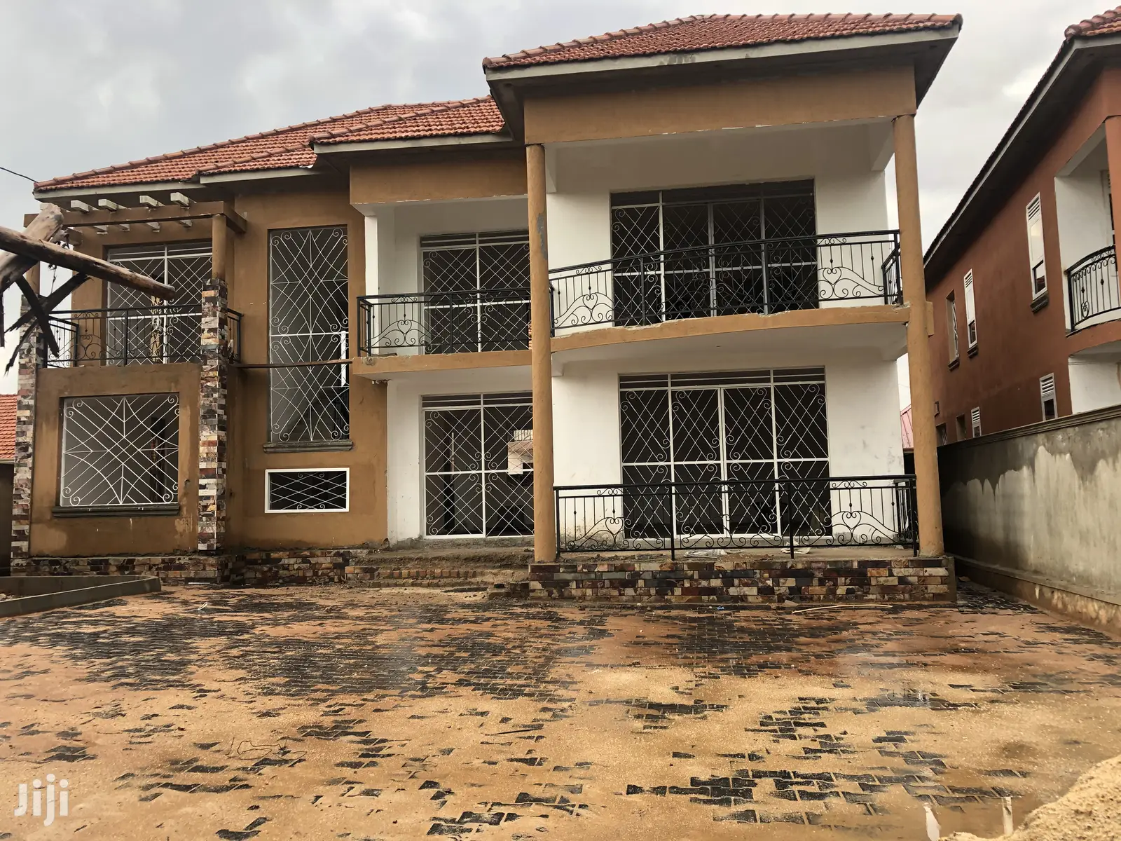 Kiira Six Bedrooms Mansion on Sell in Kampala