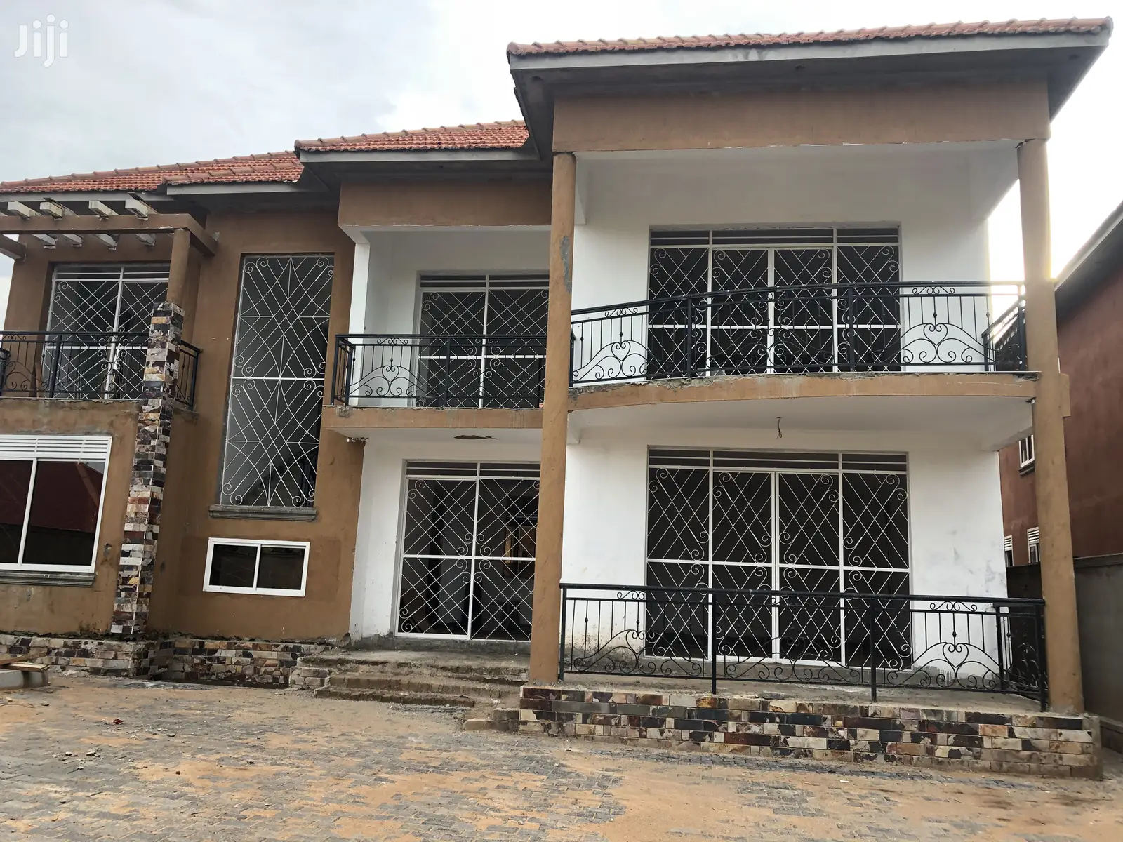 Kira Mansion in Tarmacked Neighborhood on Sell in Kampala