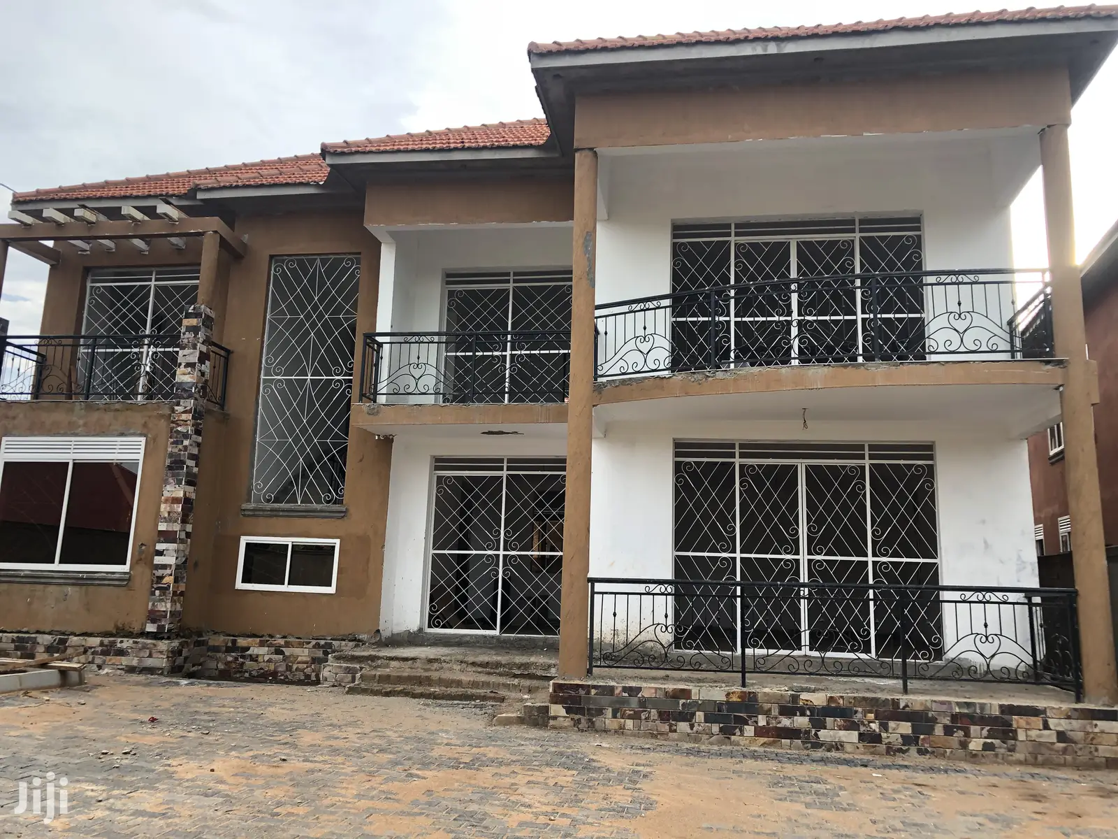 Kira Mansion in Tarmacked Neighborhood on Sell in Kampala