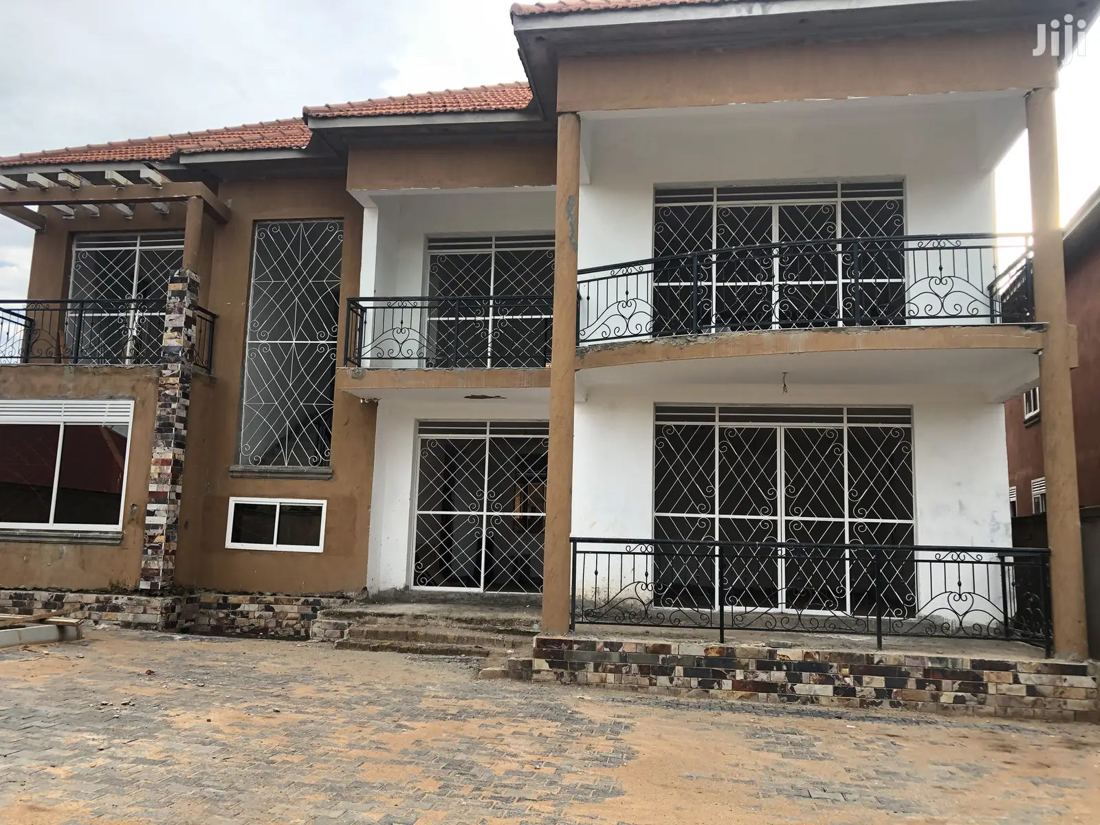 Kira Mansion in Tarmacked Neighborhood on Sell in Kampala