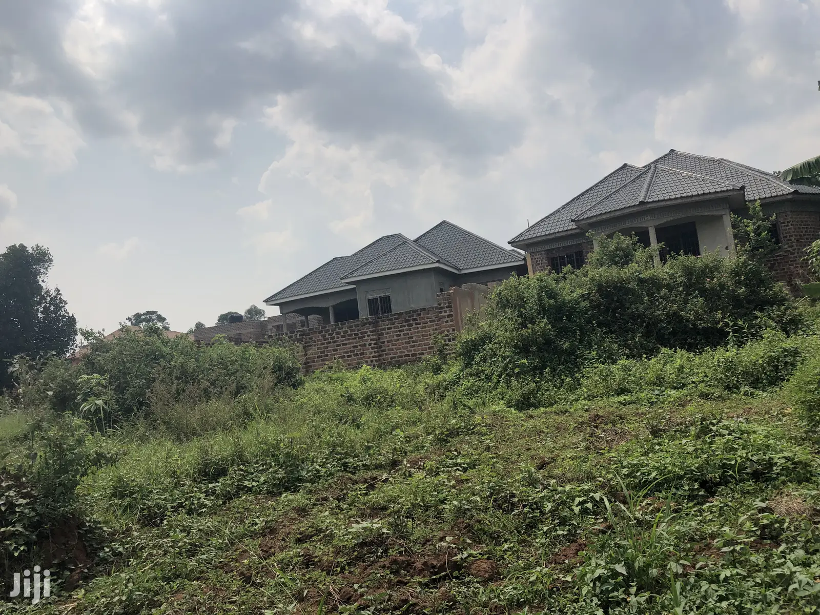 Kira 25 Decimals Lovely Land Near the Tarmack on Sell in Kampala