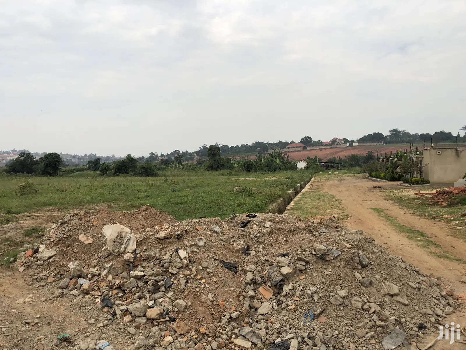 Quicksale,Kira Kimwani Plot Near Tarmack in Kampala