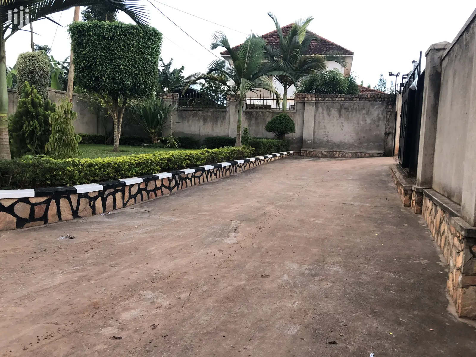 Hot Deal,Namugongo Large Compound House on Sale in Kampala