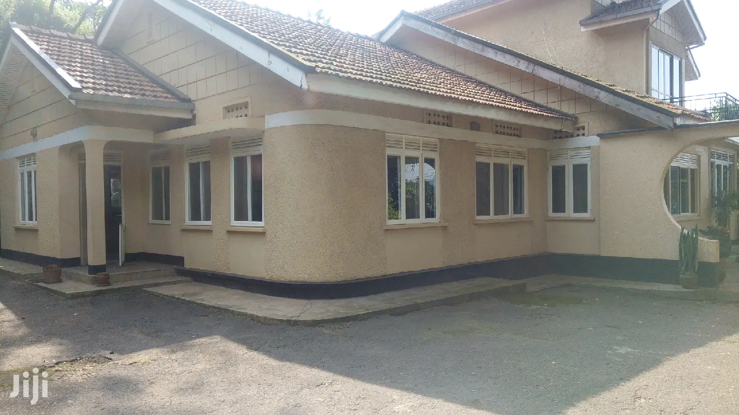 Colonial Green Home in Kampala