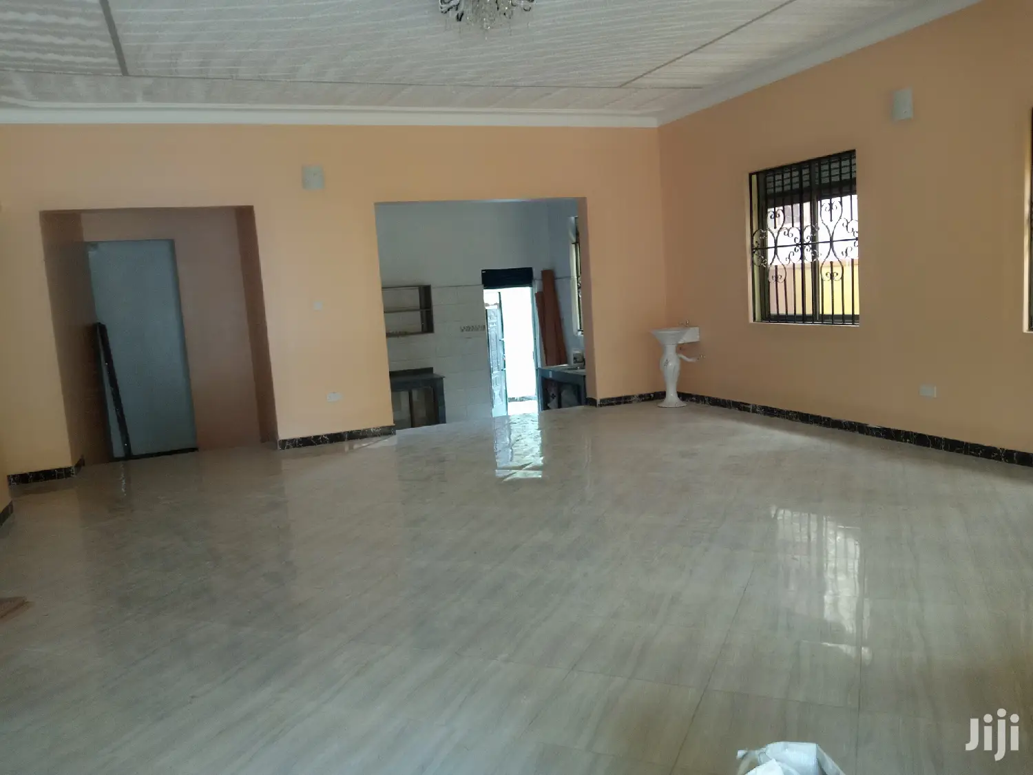 Namugongo Tiled Rood House on Quick Sell in Kampala