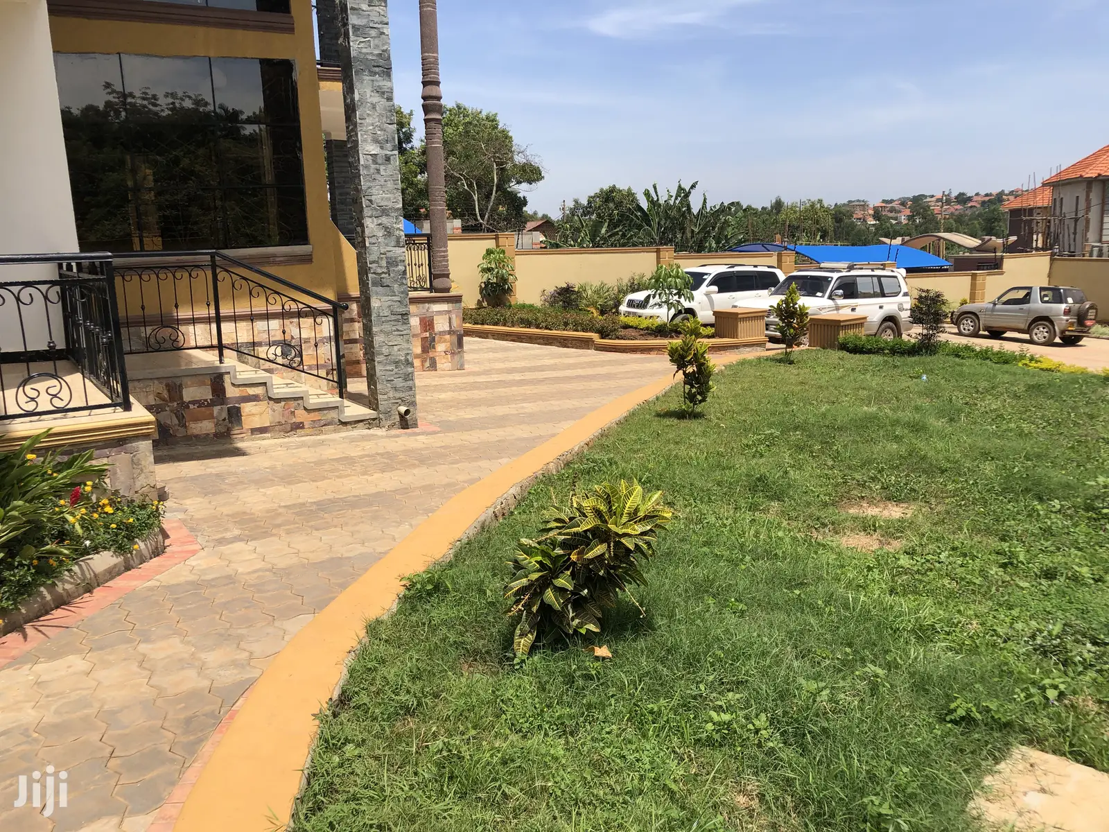 7 Bedroom Mansion In Kiwatule For Sale in Kampala