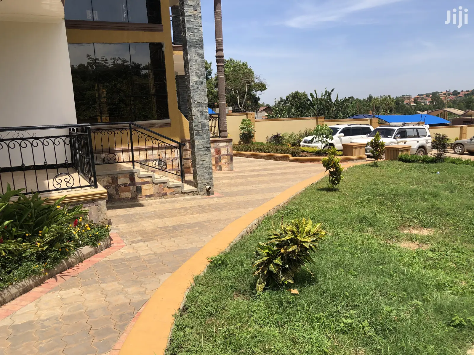 Kiwatule Home With Seven Bedrooms on Sale in Kampala
