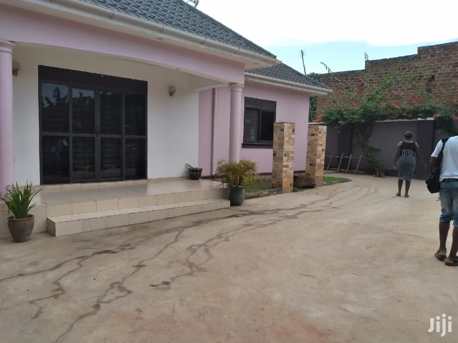 3bdrm Bungalow in Busabaala, Division a for Sale in Division A