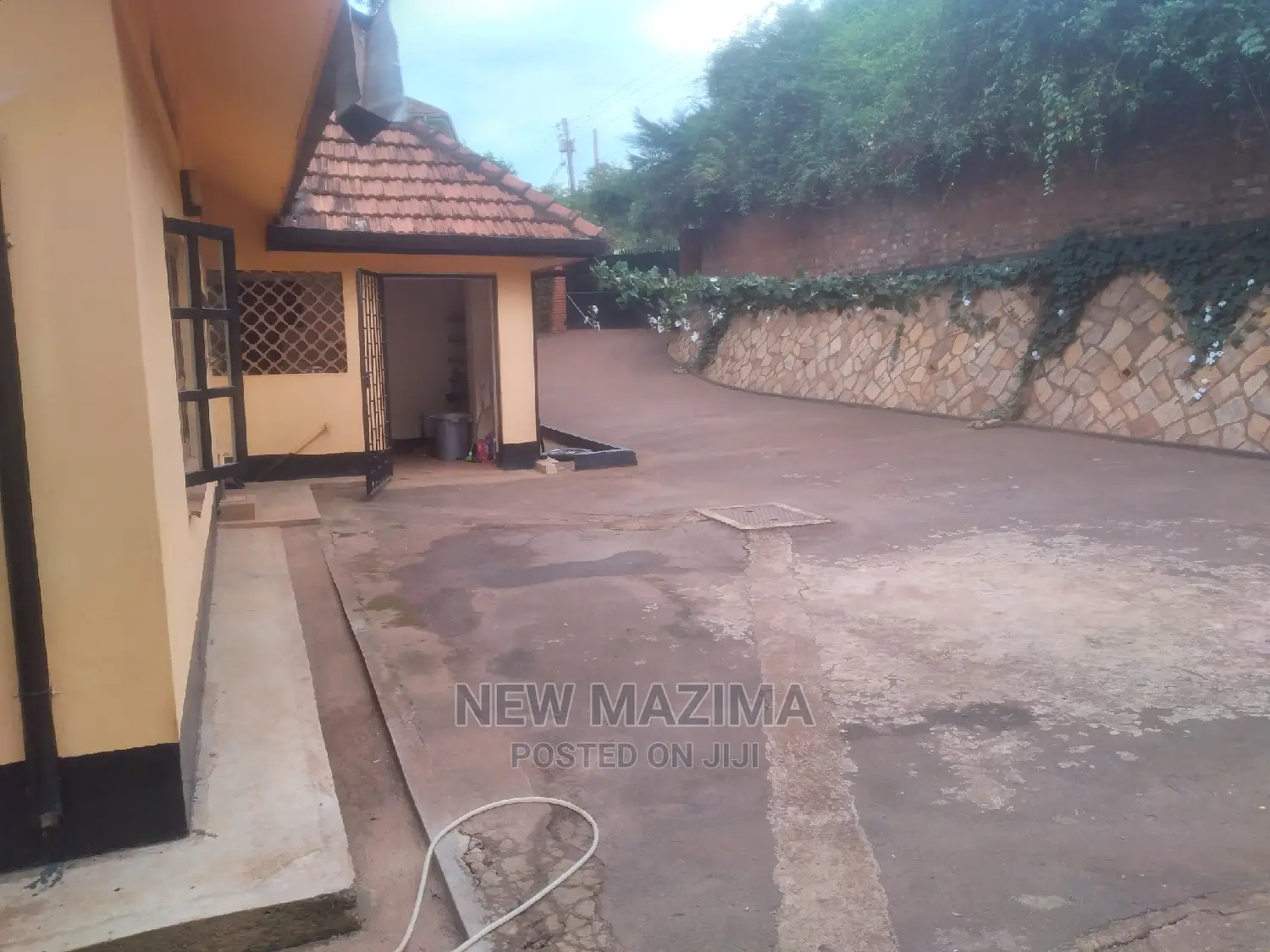 4bdrm Bungalow in Kizungu, Makindye for rent in Makindye