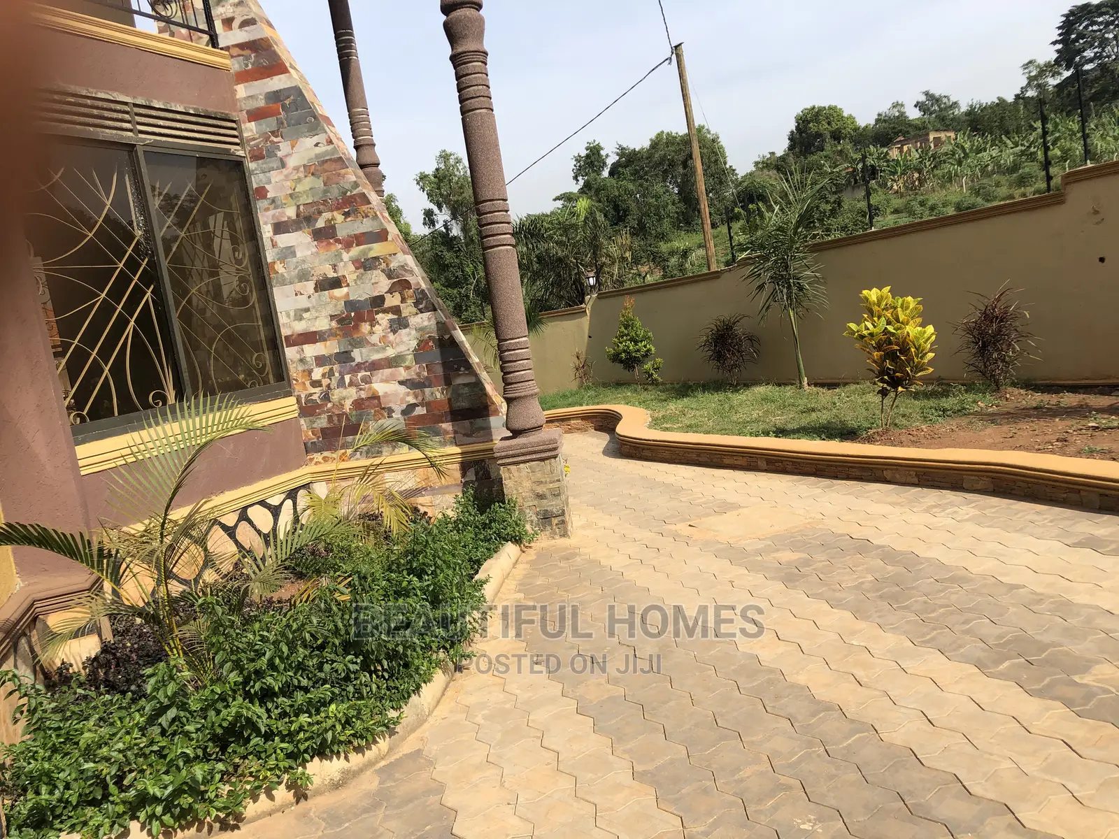Kiwatule Bidandi Big Mansion on Sell in Kampala