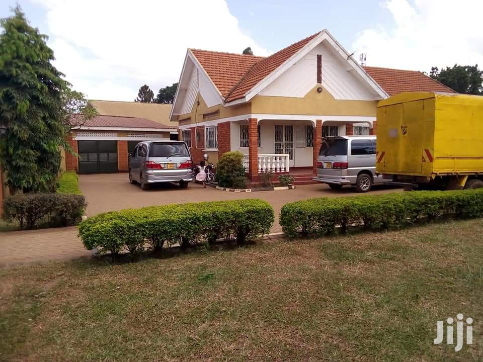 Five Bedroom House In Bugoloobi For Rent in Kampala