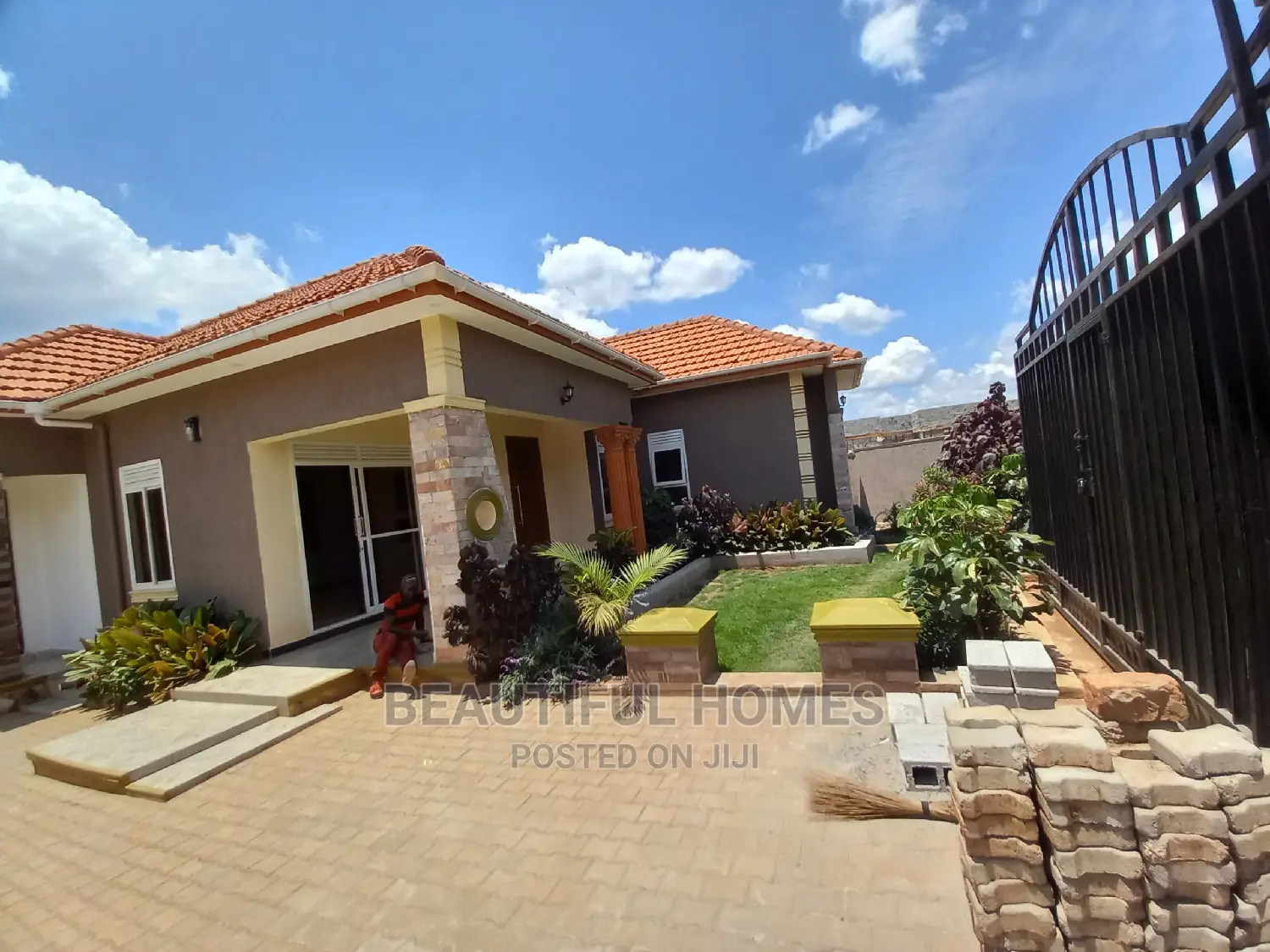 Furnished 4bdrm House in Kira Tarmack for Sale in Kira