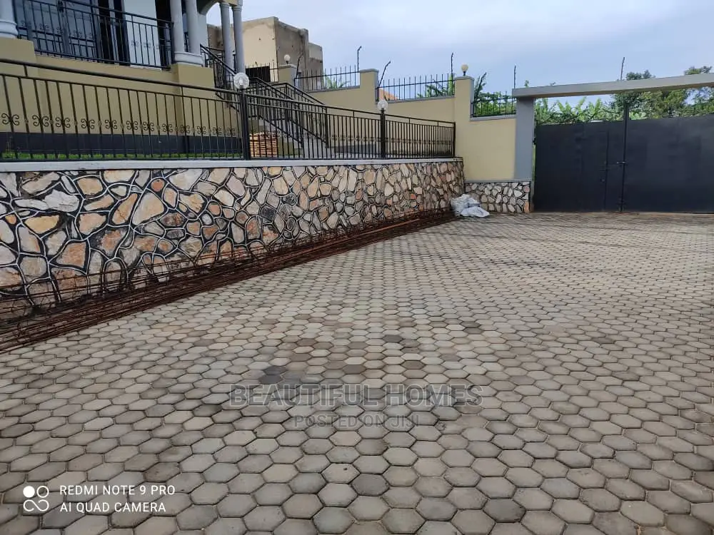 Furnished 4bdrm House in Kira for Sale in Kira