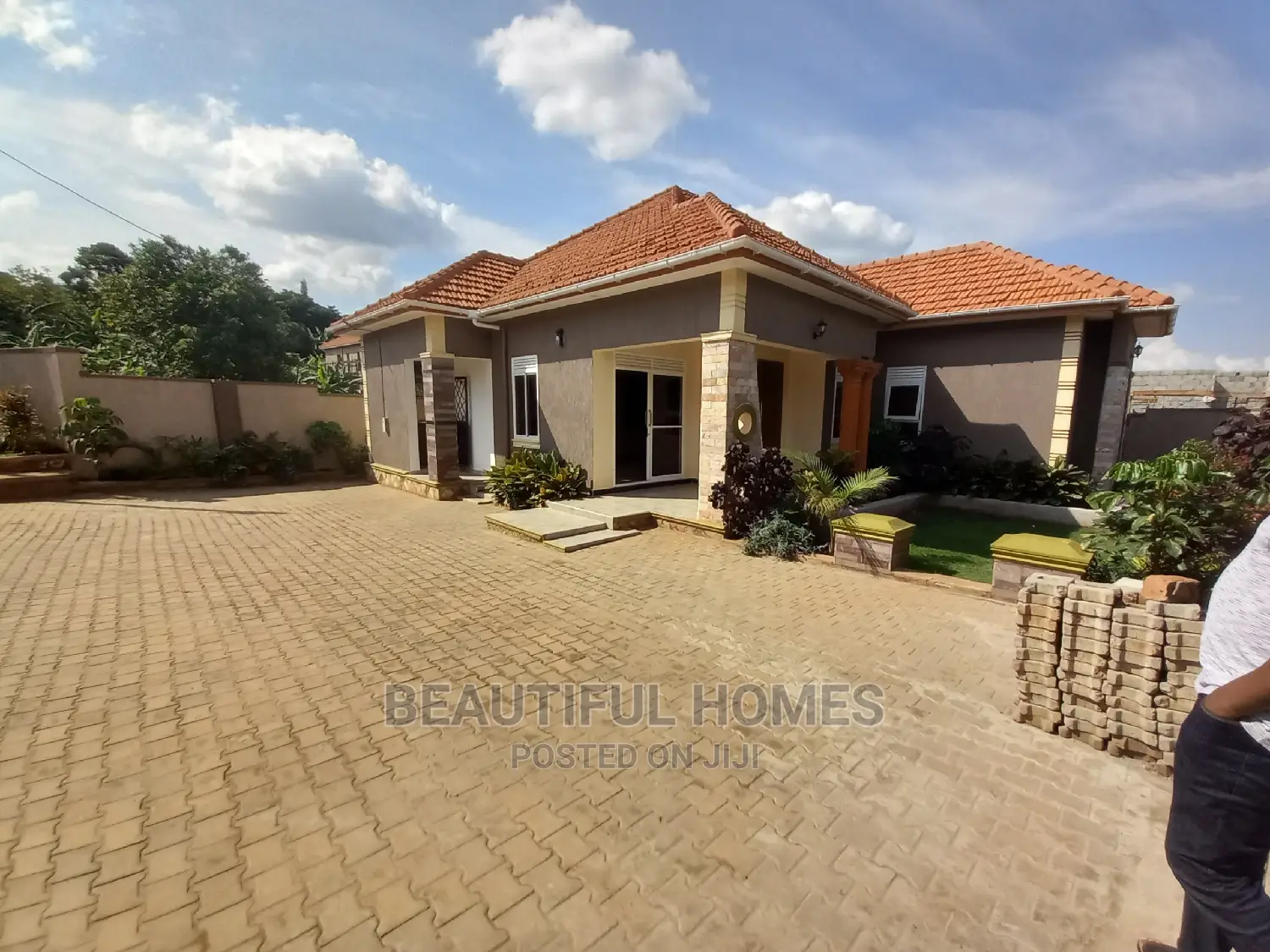 Furnished 4bdrm House in Kira Tarmack Estate for Sale in Kira