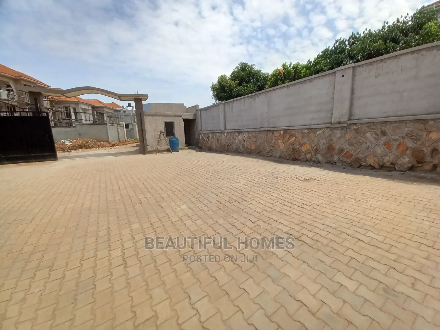 Furnished 4bdrm House in Kira Tarmack for Sale in Kira