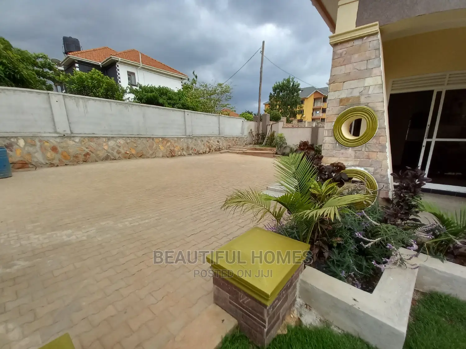 Furnished 4bdrm House in Kira Tarmack Access for Sale in Kira