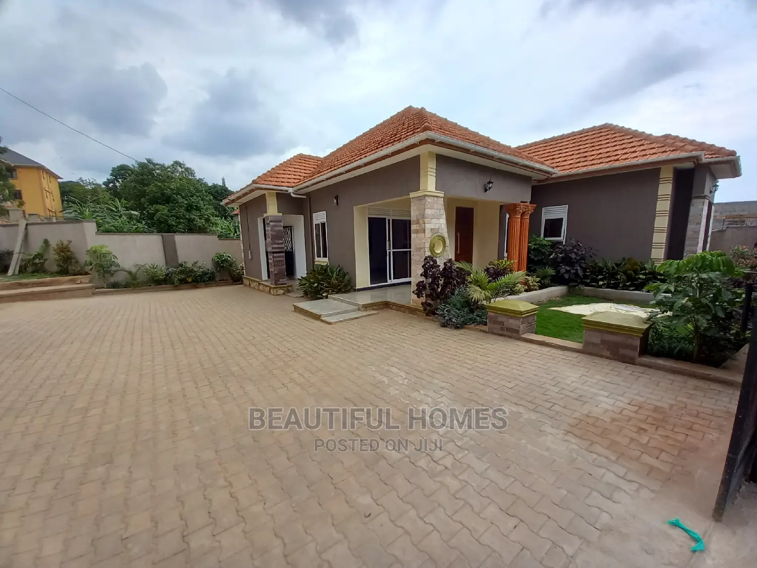 Furnished 4bdrm House in Kira Tarmack Access for Sale in Kira