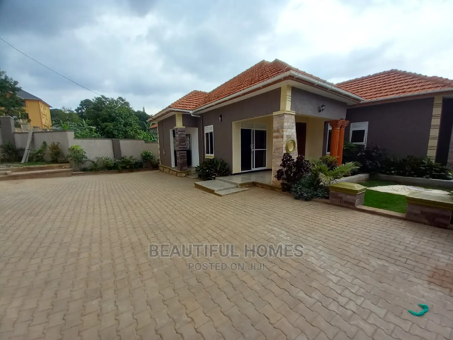 Furnished 4bdrm House in Kira Tarmack Access for Sale in Kira