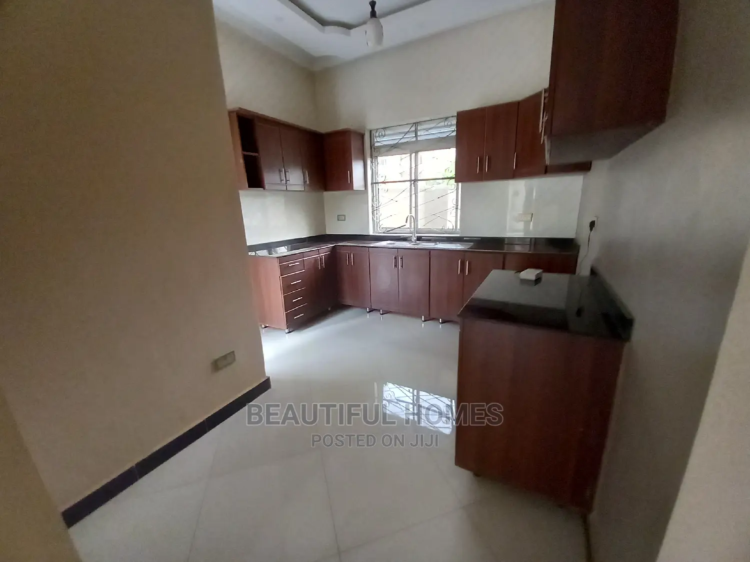 Furnished 4bdrm House in Kira Tarmack Access for Sale in Kira