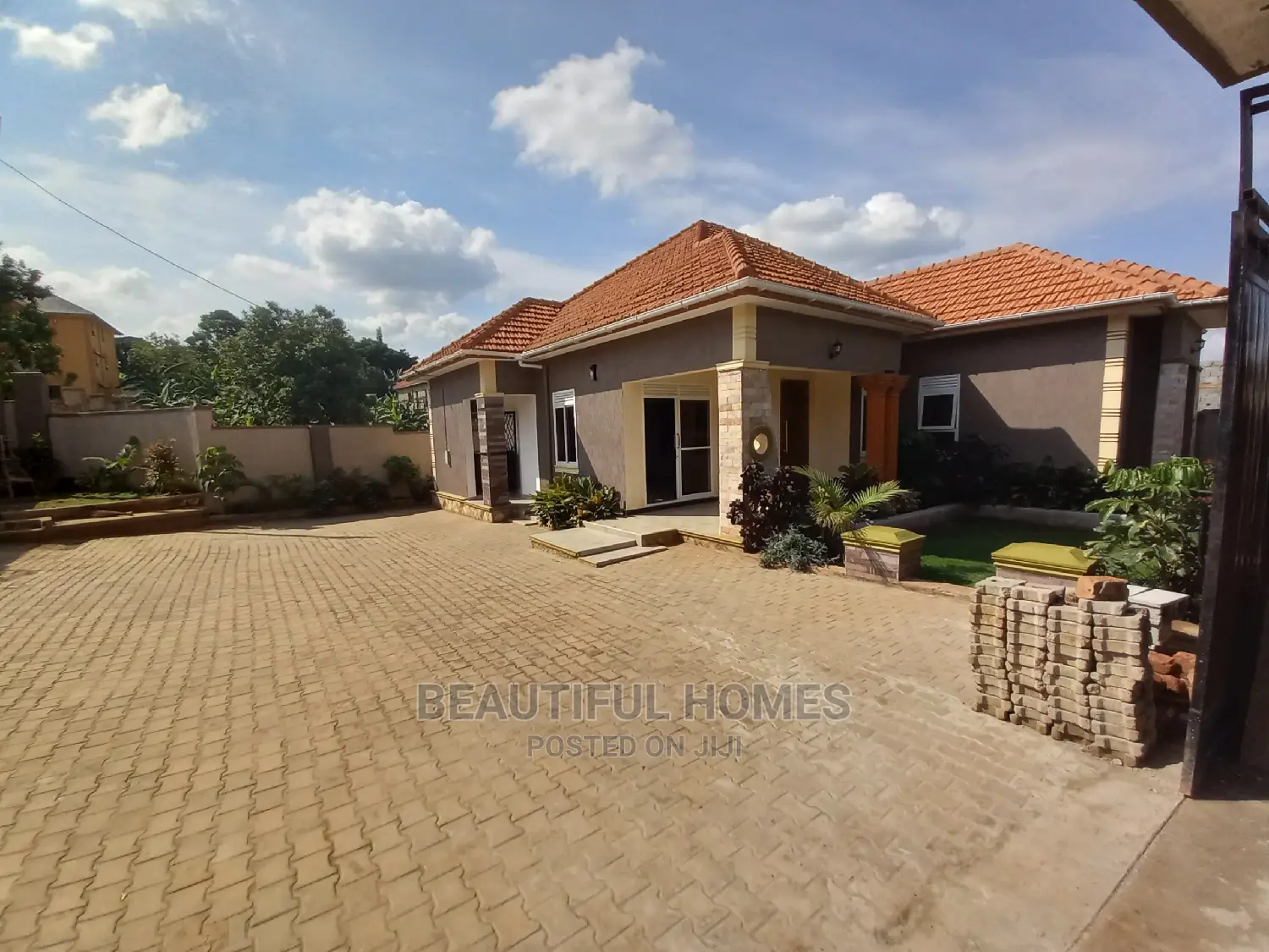 Furnished 4bdrm House in Kira Tarmack for Sale in Kira
