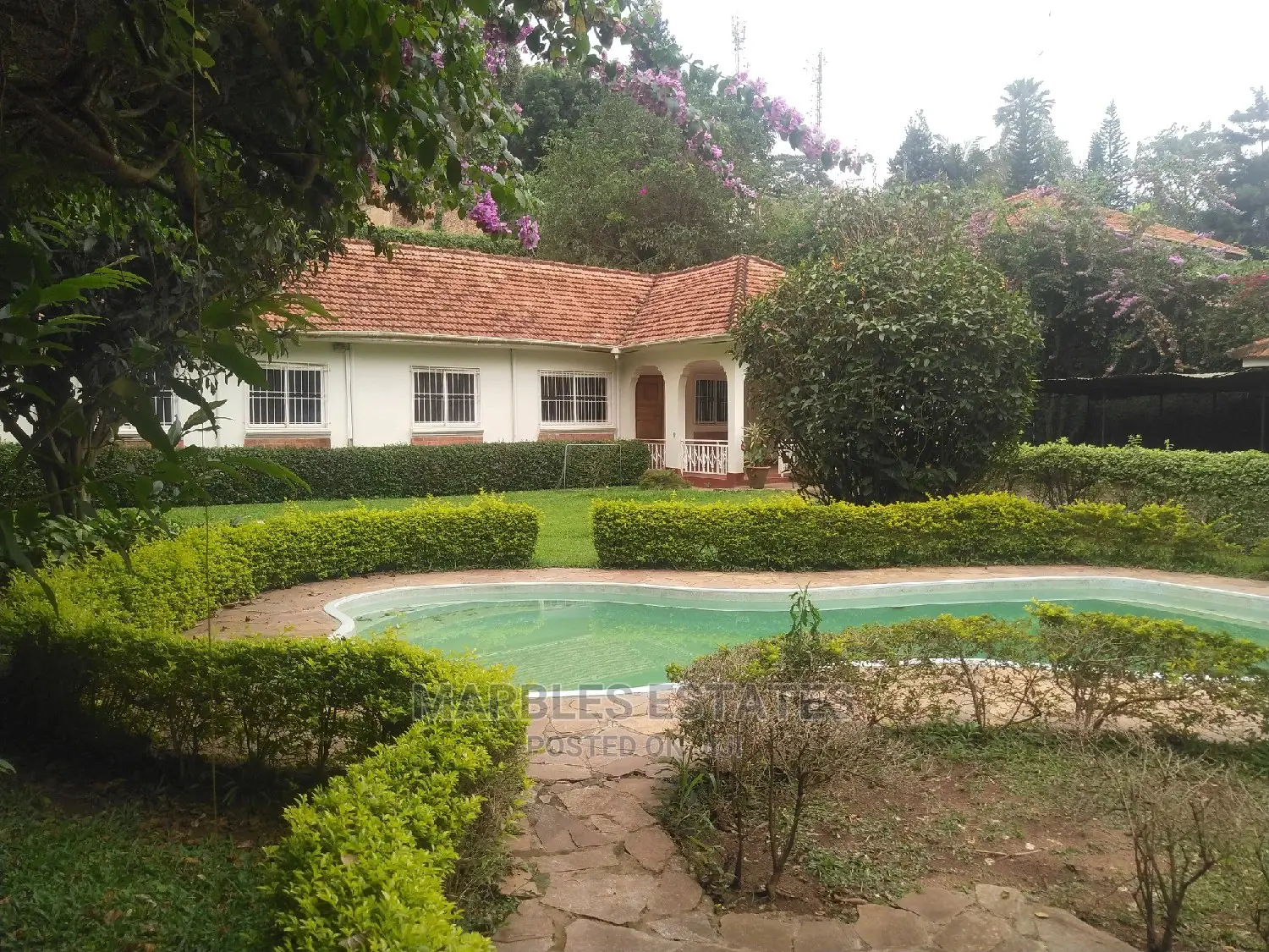 4bdrm Bungalow in Kololo, Central Division for Sale in Central Division