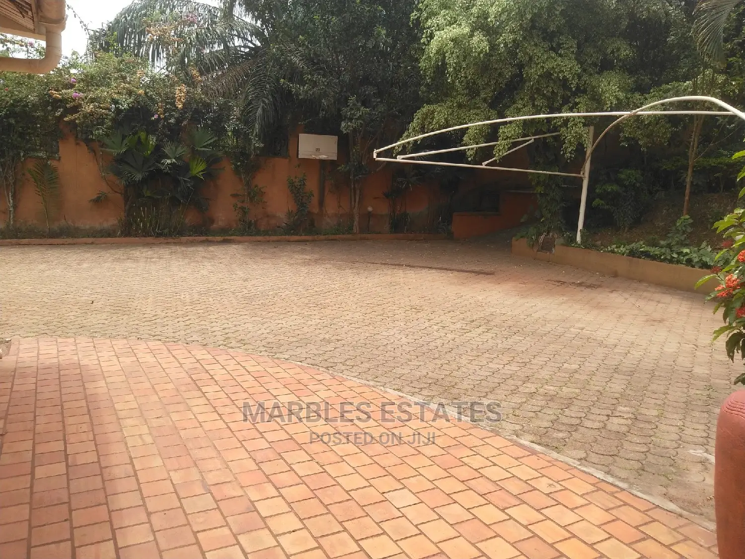 4bdrm Bungalow in Kololo, Central Division for Sale in Central Division