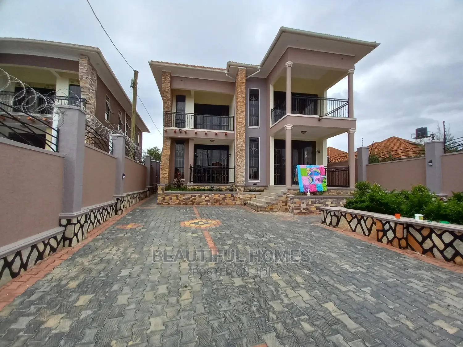 Furnished 5bdrm Mansion in Kira Tarmack for Sale in Kira